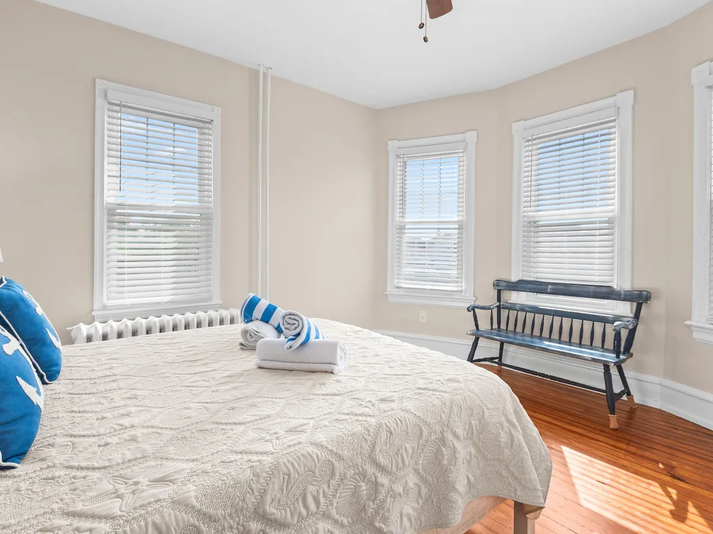 Queen bed 