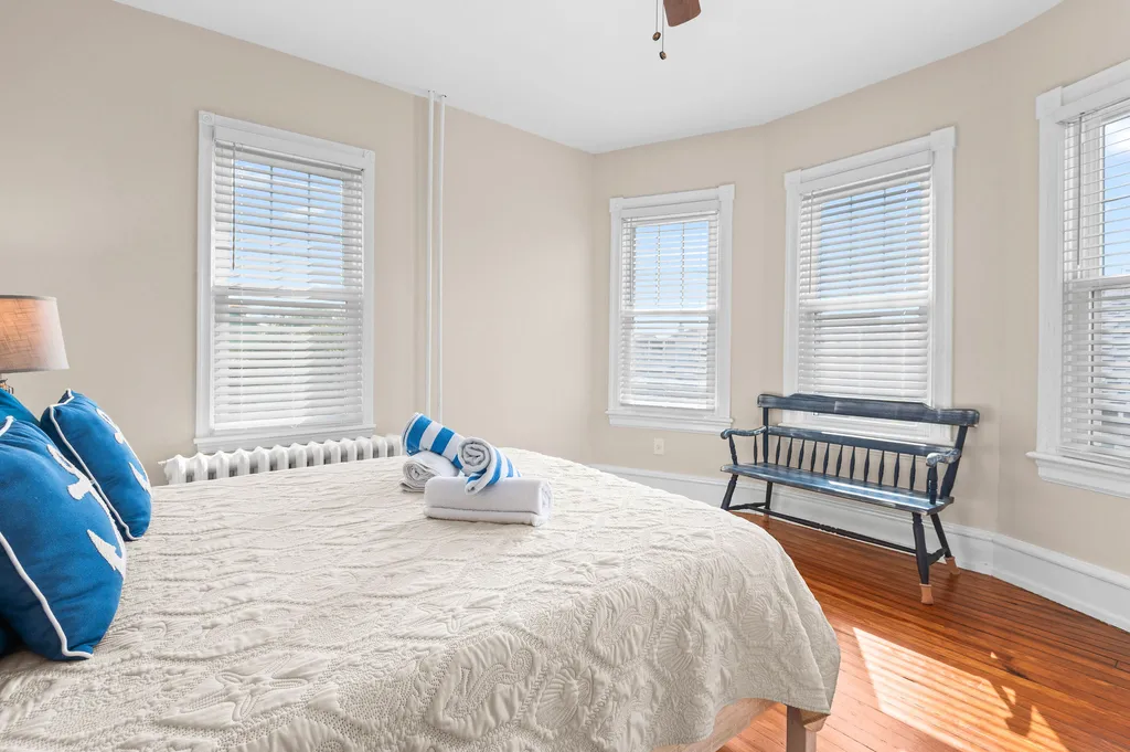 Queen bed 
