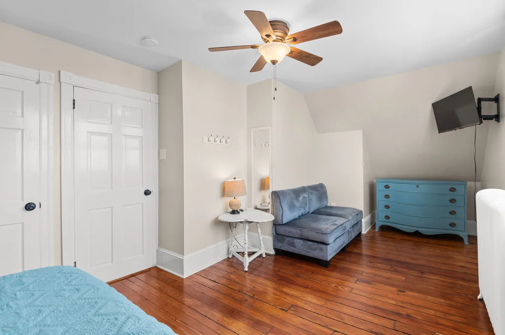 bedroom sitting area