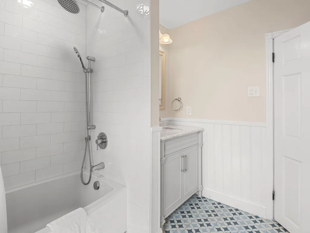 soaking tub full bath