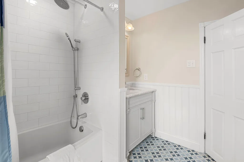 soaking tub full bath