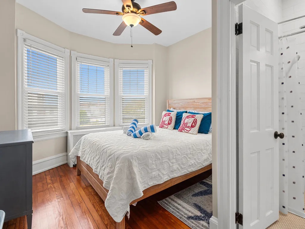 Queen bed 2 w/en-suite bath