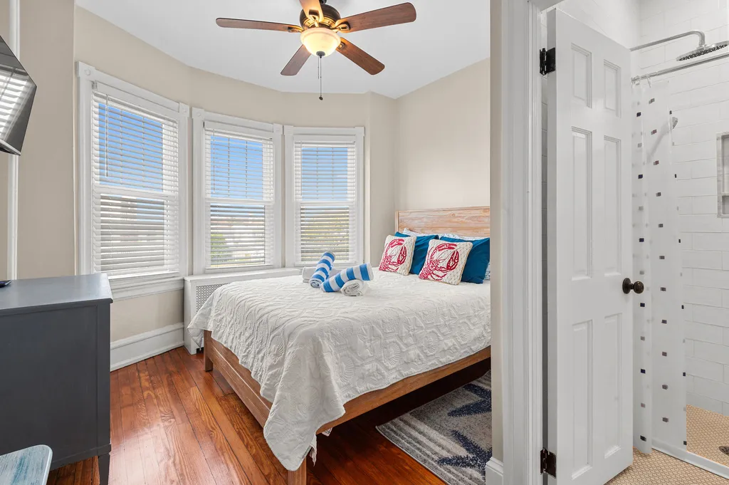Queen bed 2 w/en-suite bath