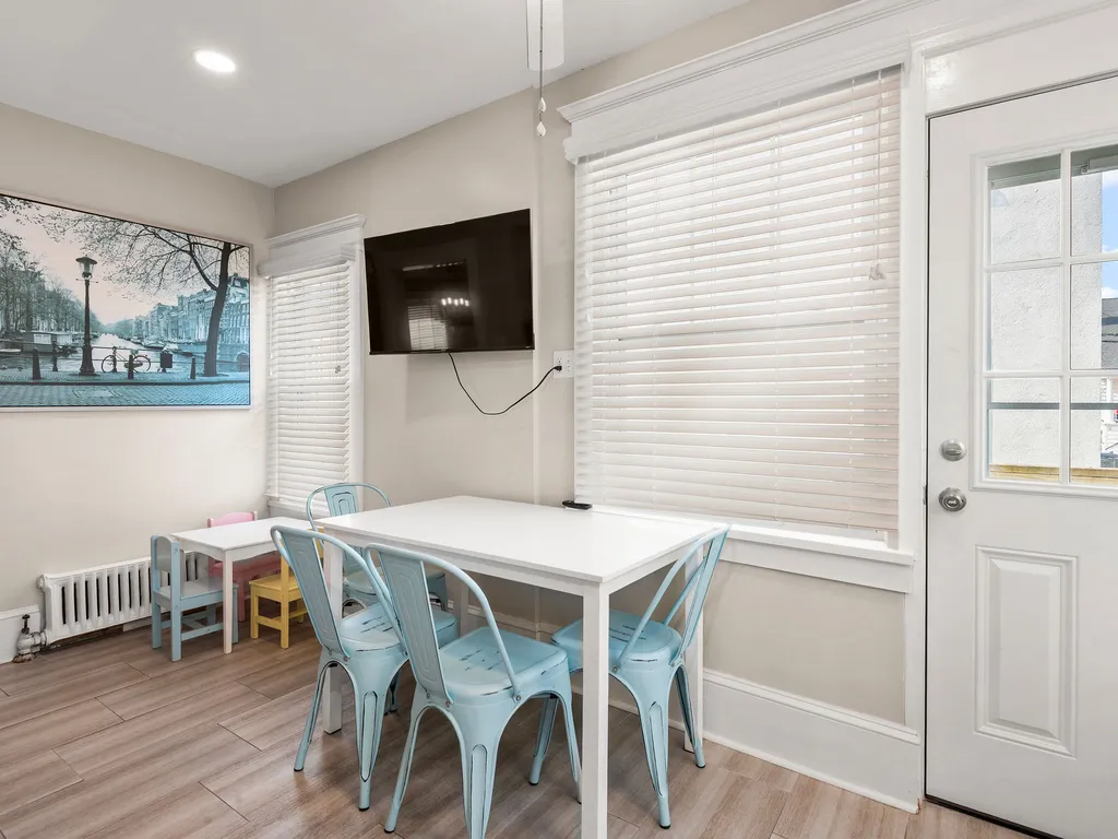 Eat-in kitchen table