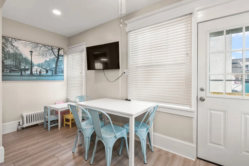 Eat-in kitchen table