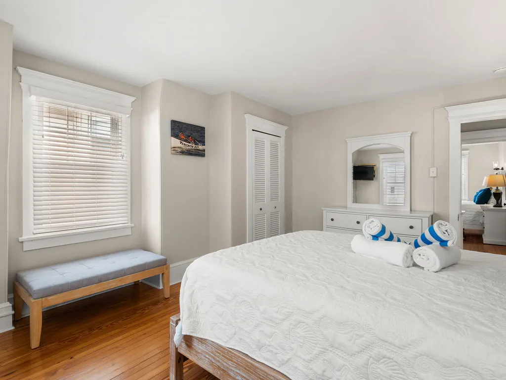 Queen bed 1