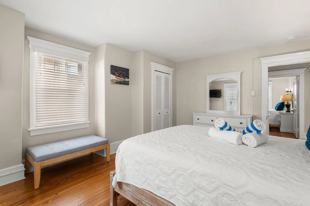 Queen bed 1