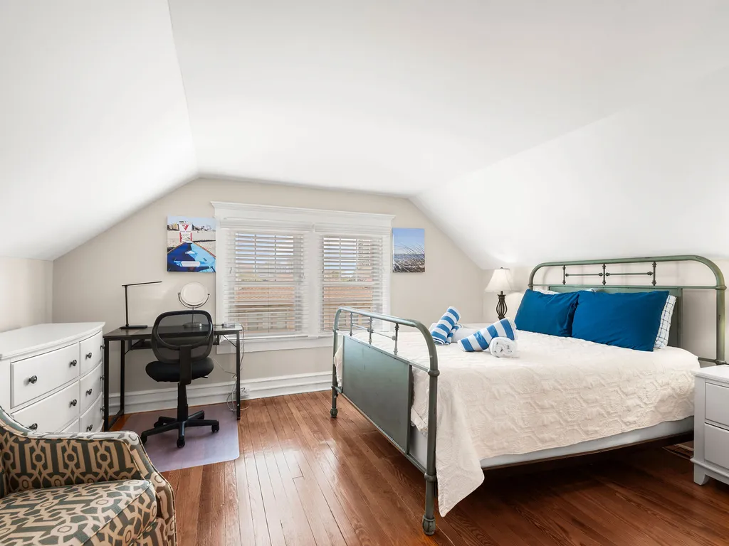 Queen bed 4