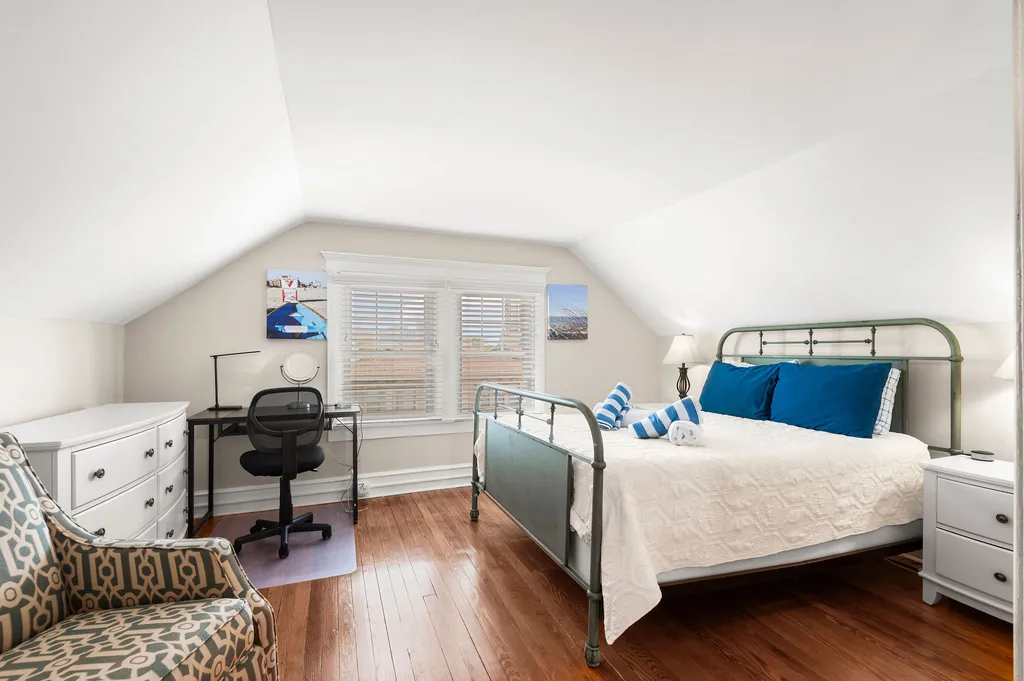Queen bed 4