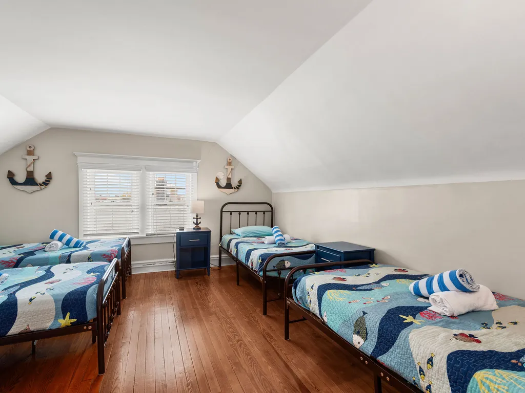 Twin bedroom