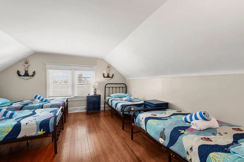 Twin bedroom
