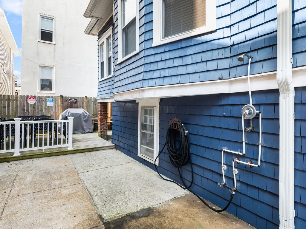 Grill, hot/cold shower and deck seating