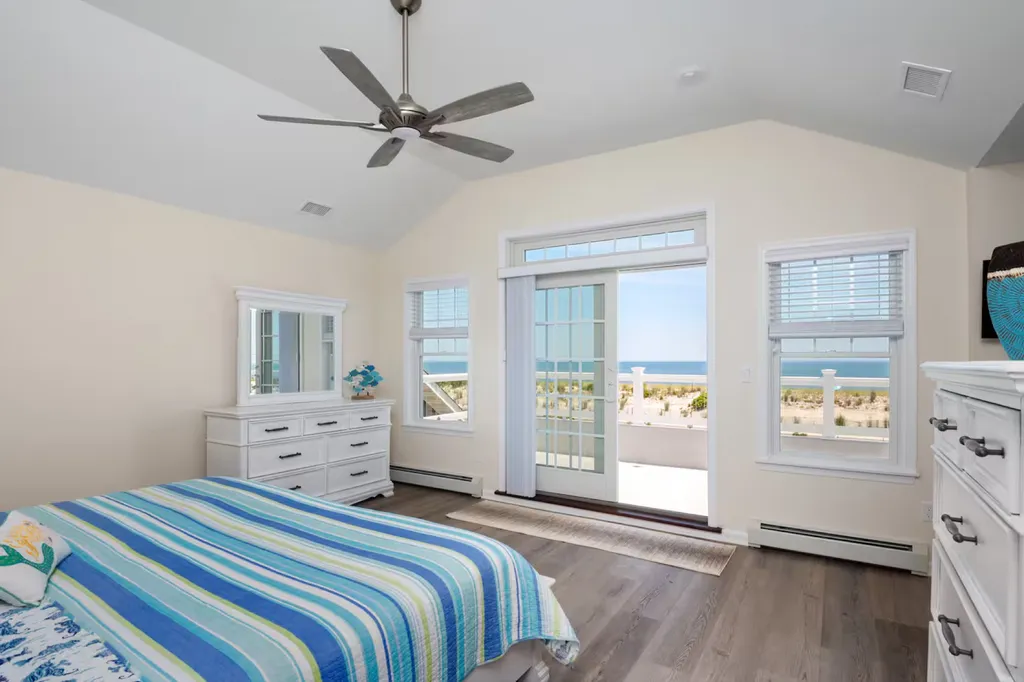 Master Bedroom - Second floor - ocean view.