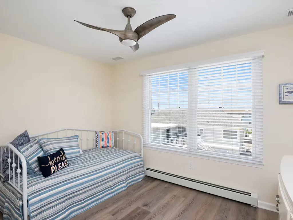 Second floor trundle bed with two twin mattresses.