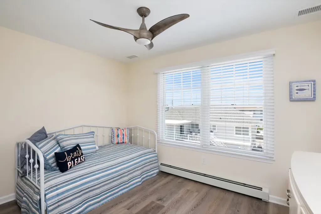 Second floor trundle bed with two twin mattresses.