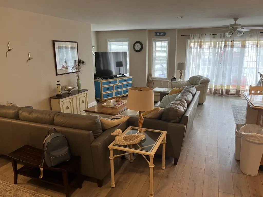 MAIN LIVING ROOM