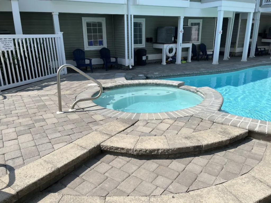REFRESHING POOL WITH SPA