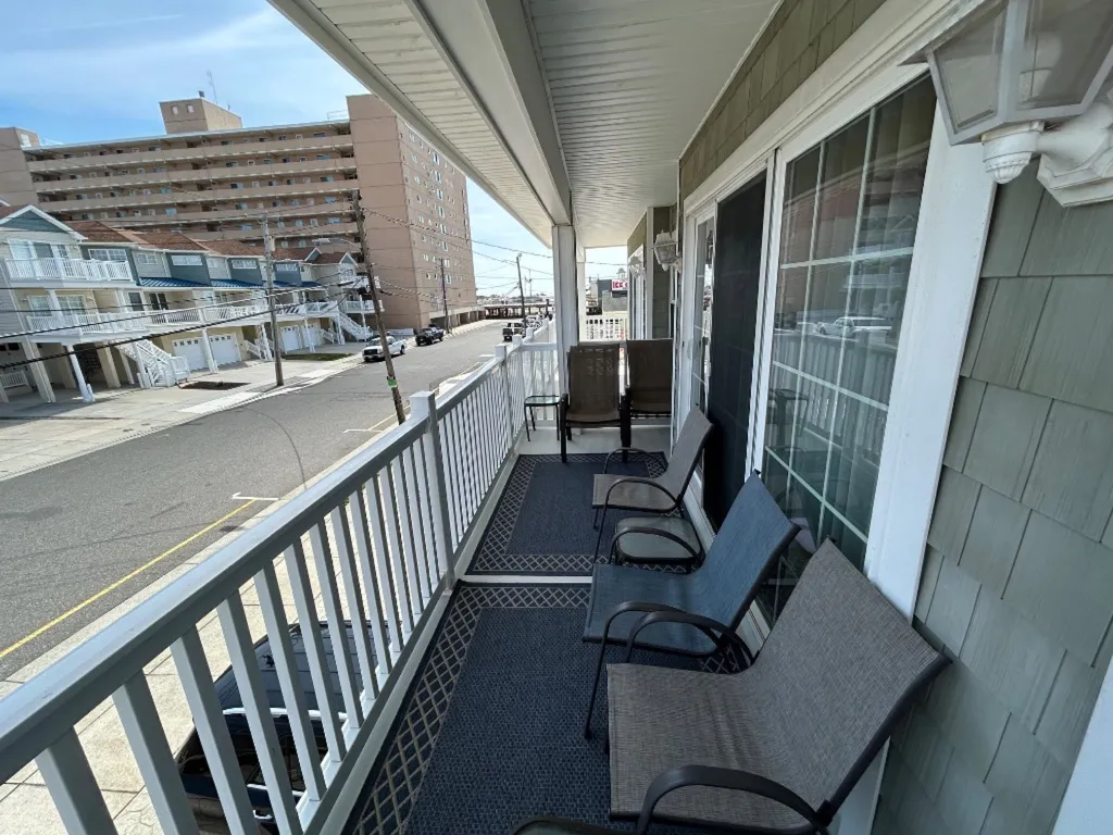 MAIN DECK