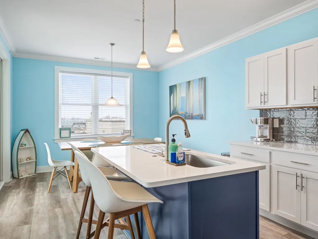 Open concept kitchen to dinging area 