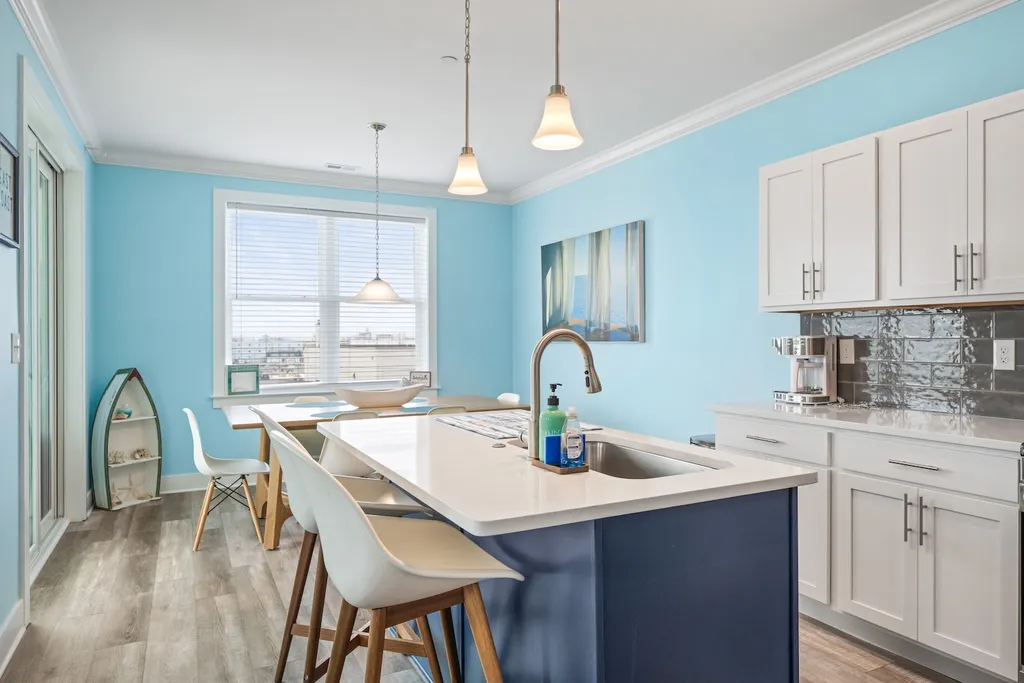Open concept kitchen to dinging area 