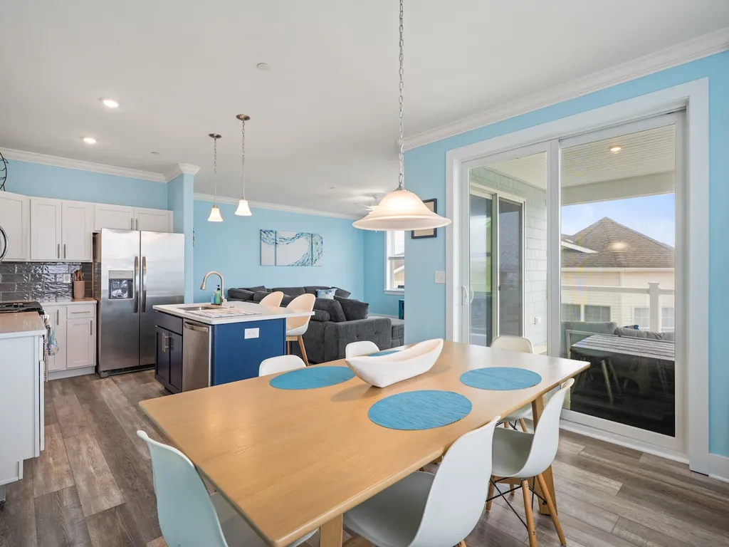 Open concept dining area/kitchen/living room