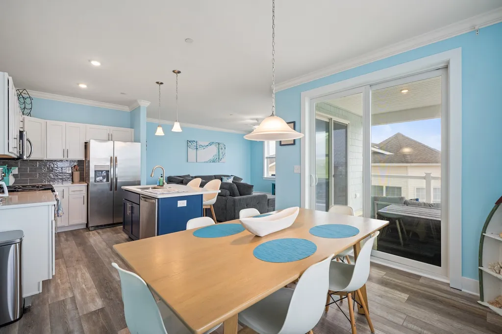 Open concept dining area/kitchen/living room