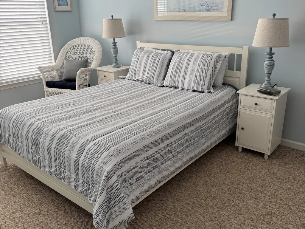 Primary Bedroom (Queen Bed)