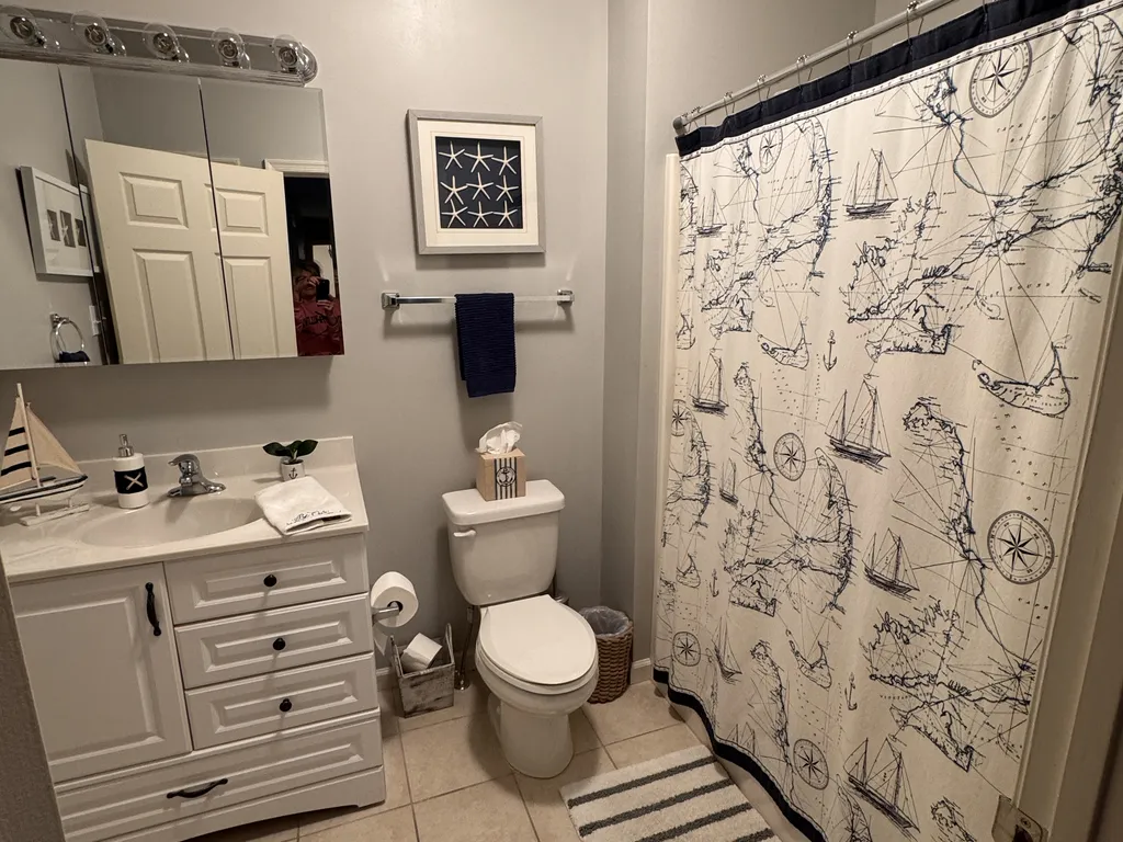 Full Bath on upper level for bedrooms #2 and #3
