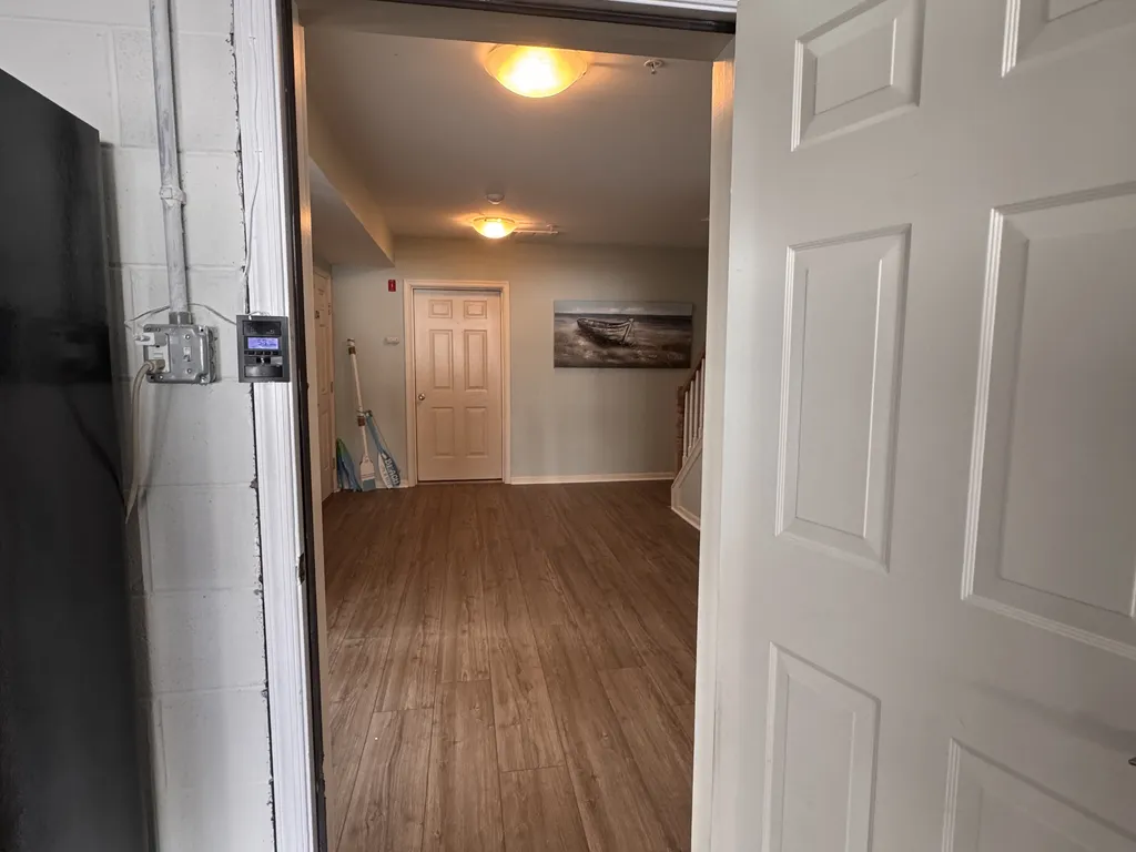Enter from the garage right into the entrance area