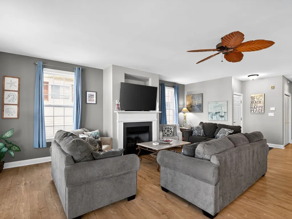 Open living area with plenty of sitting for everyone. 