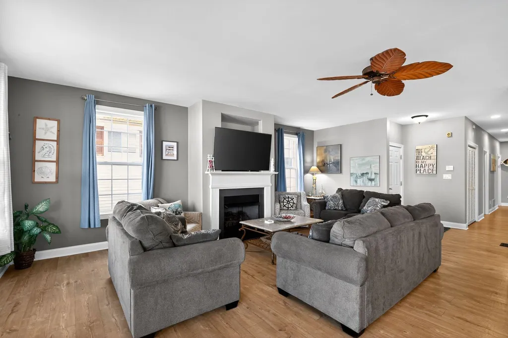 Open living area with plenty of sitting for everyone. 