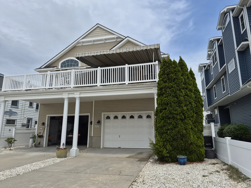227 85th - East