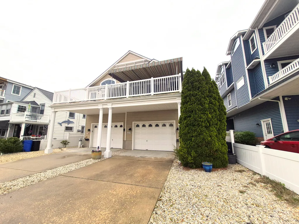 227 85th - East