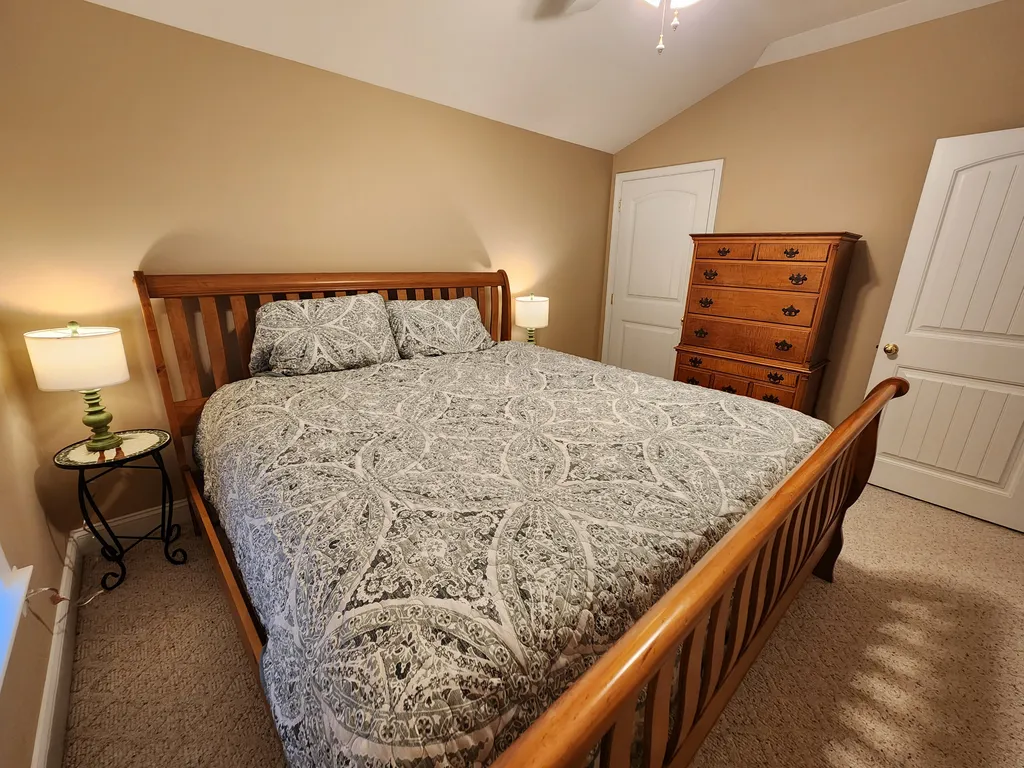 3rd Floor - King Bed - Green Room