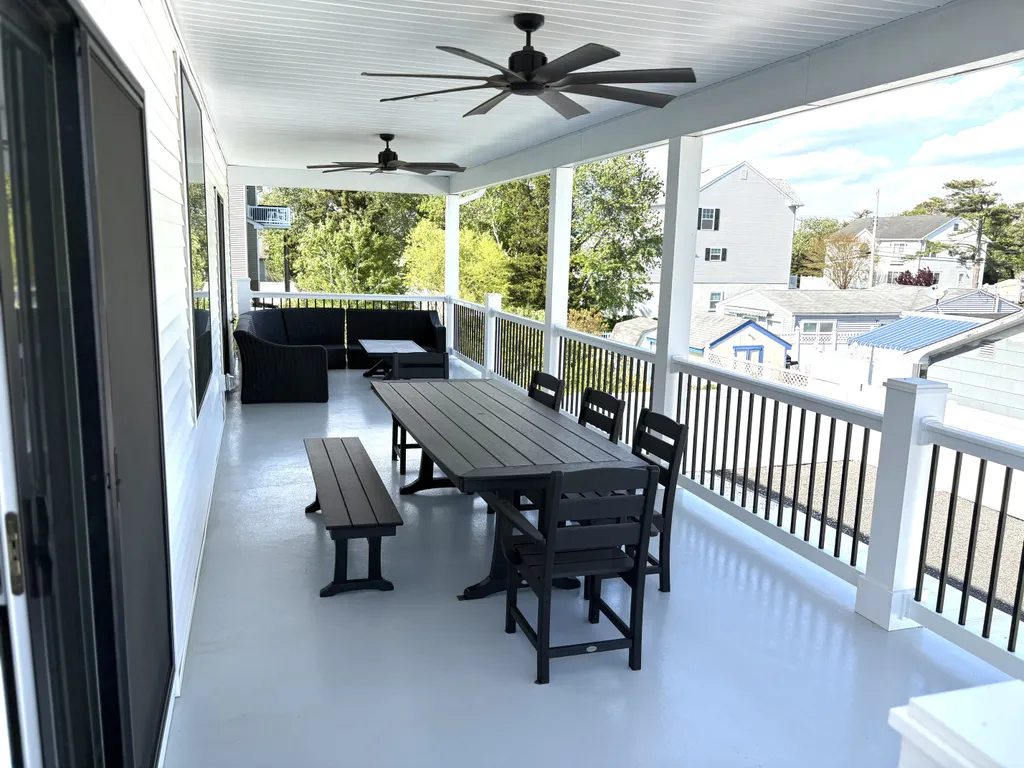 Rear 2nd Level Deck