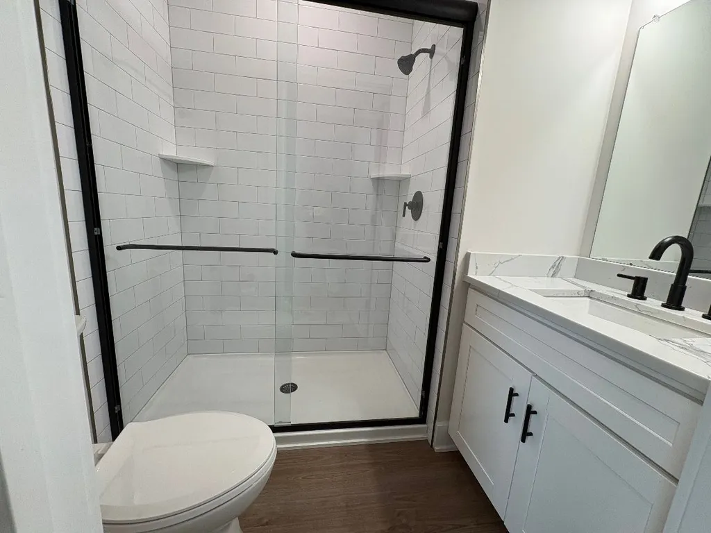 1st Level Full Hall Bath