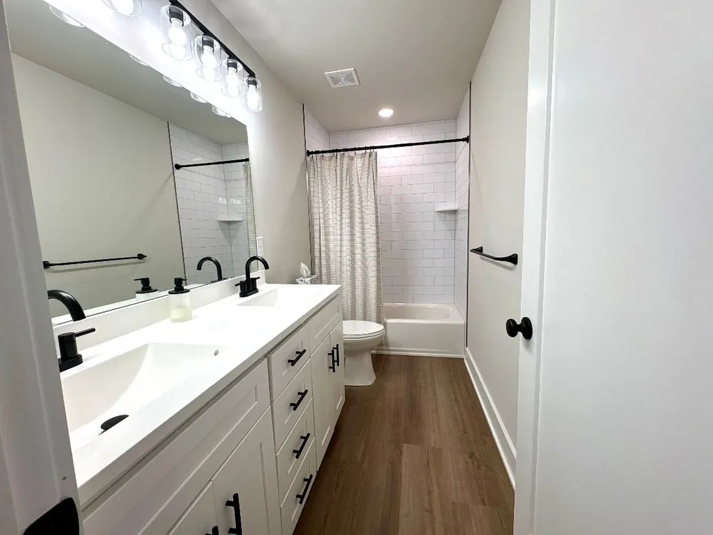 2nd Level Full Hall Bath