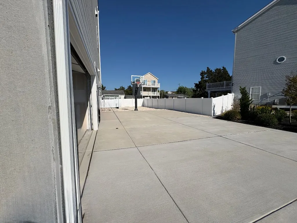 4+ Driveway Parking Spots and Street Parking