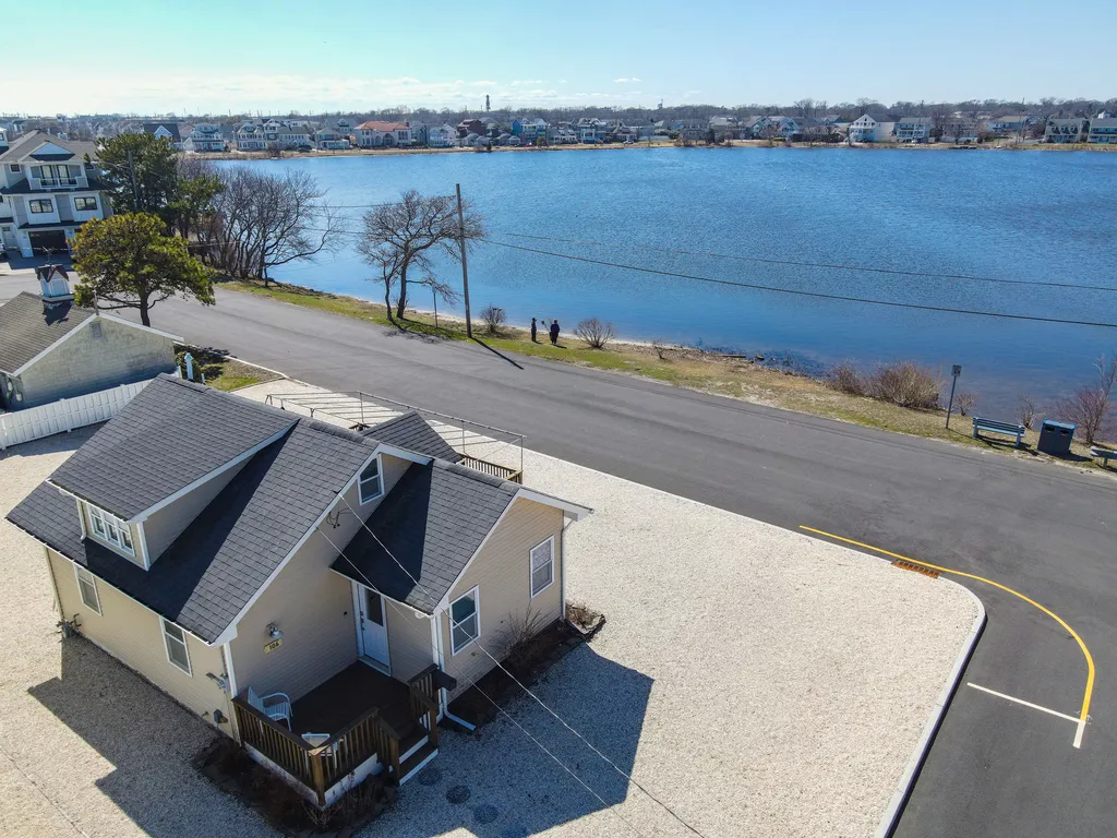 Unobstructed view of lake