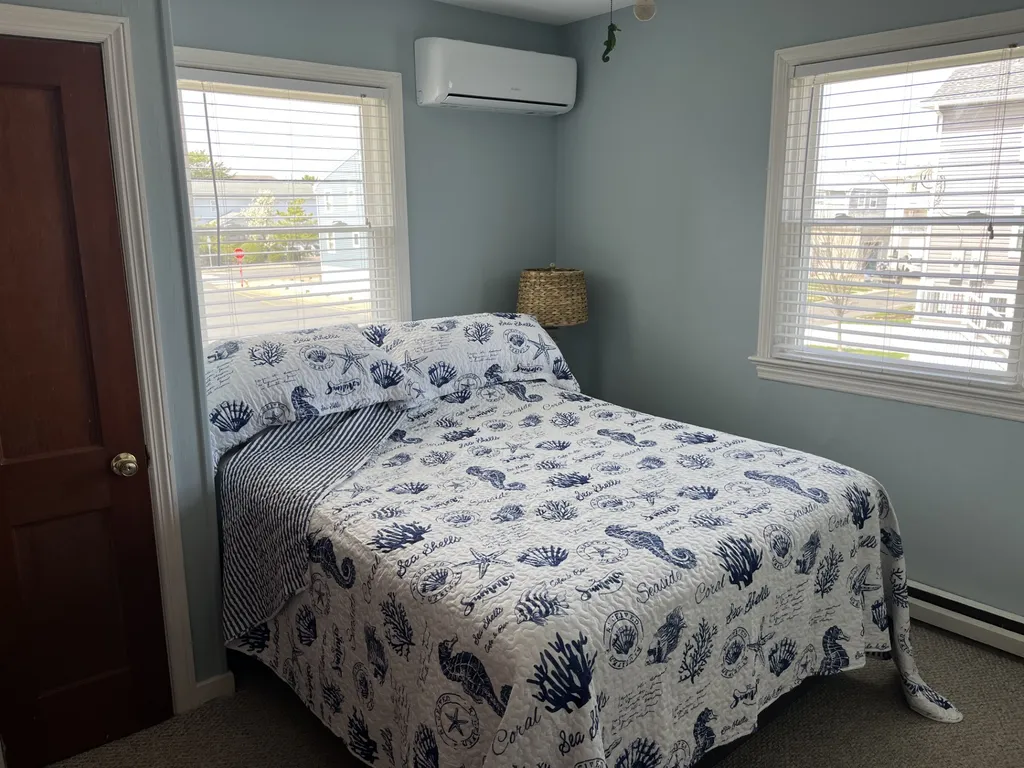 Master bedroom, queen bed #1
