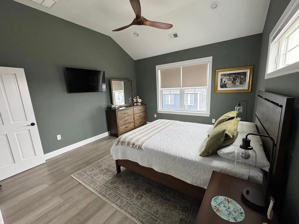 3rd floor Bed 5 Queen