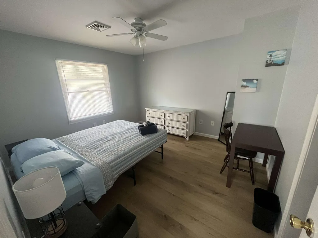 bedroom 1 - queen bed
