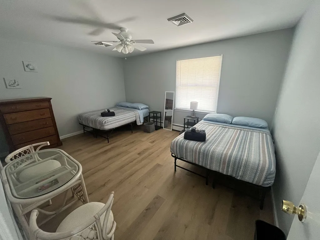 bedroom 2 - 2 full beds