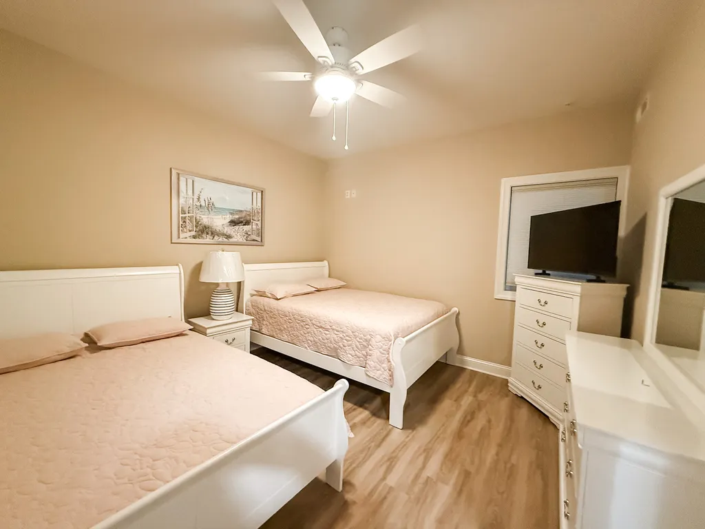 Bedroom 2 - 2 Queens