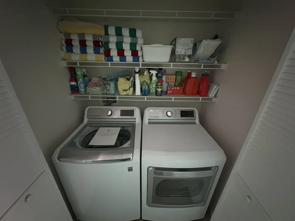 Laundry with 10 beach towels 