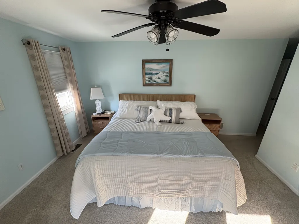 Master Bedroom-King w/TV