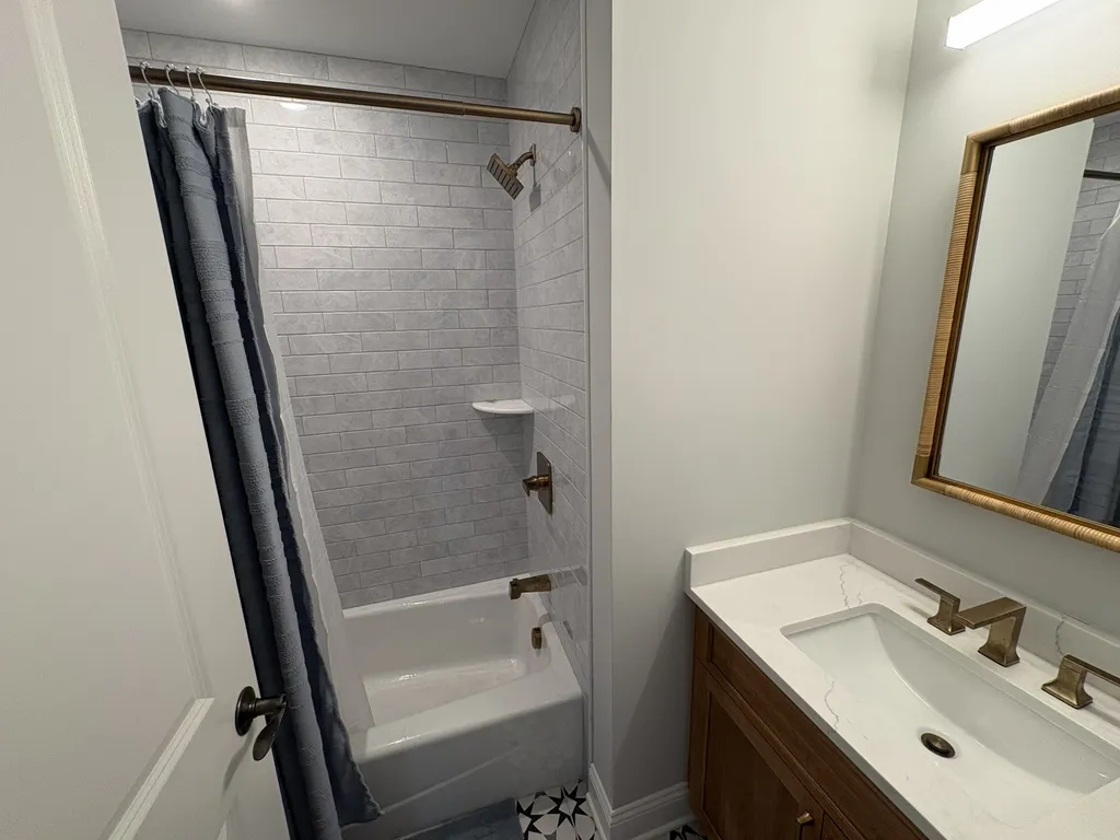 Bunk bath 1st Fl