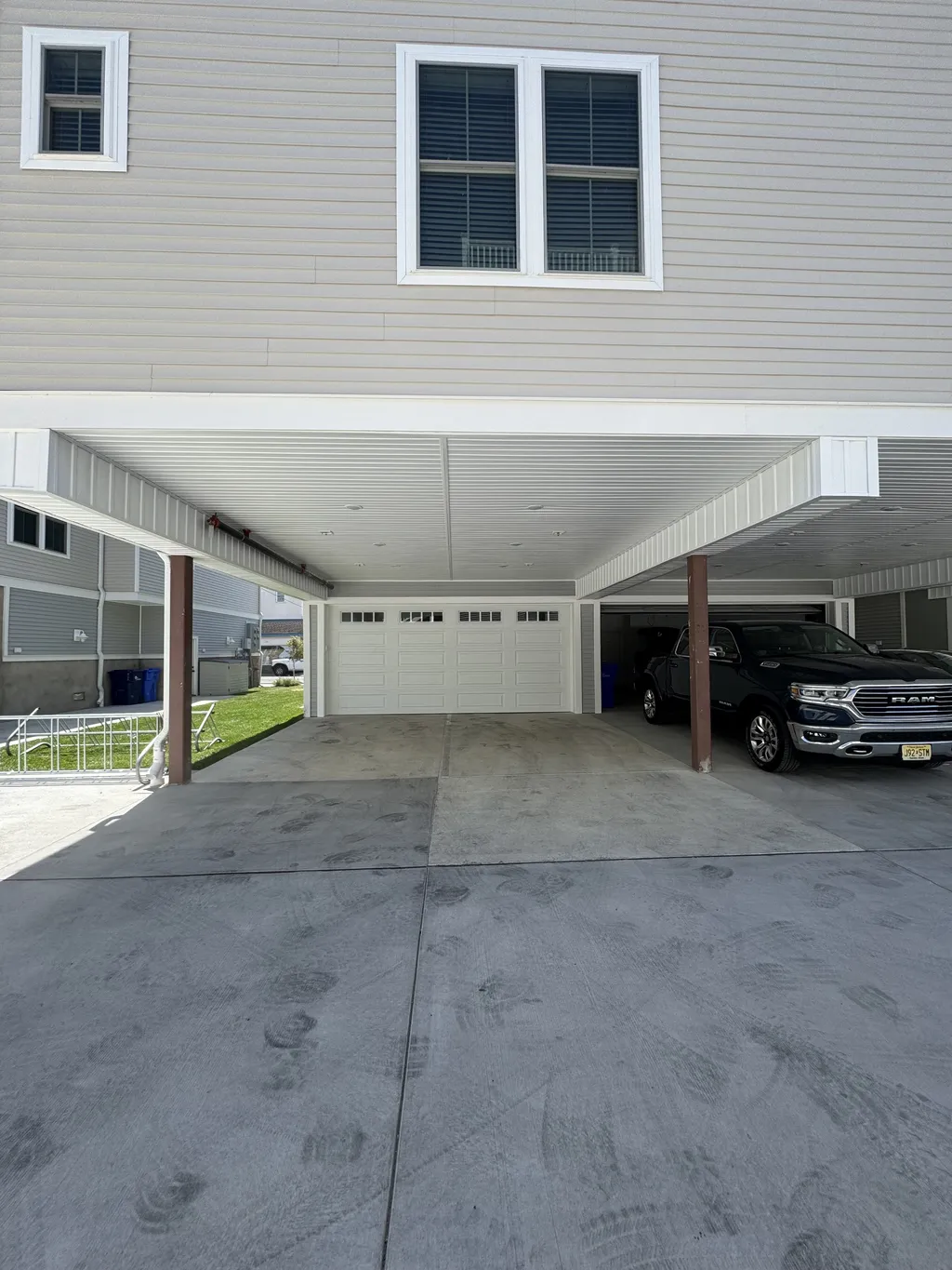 Garage and 2 Parking