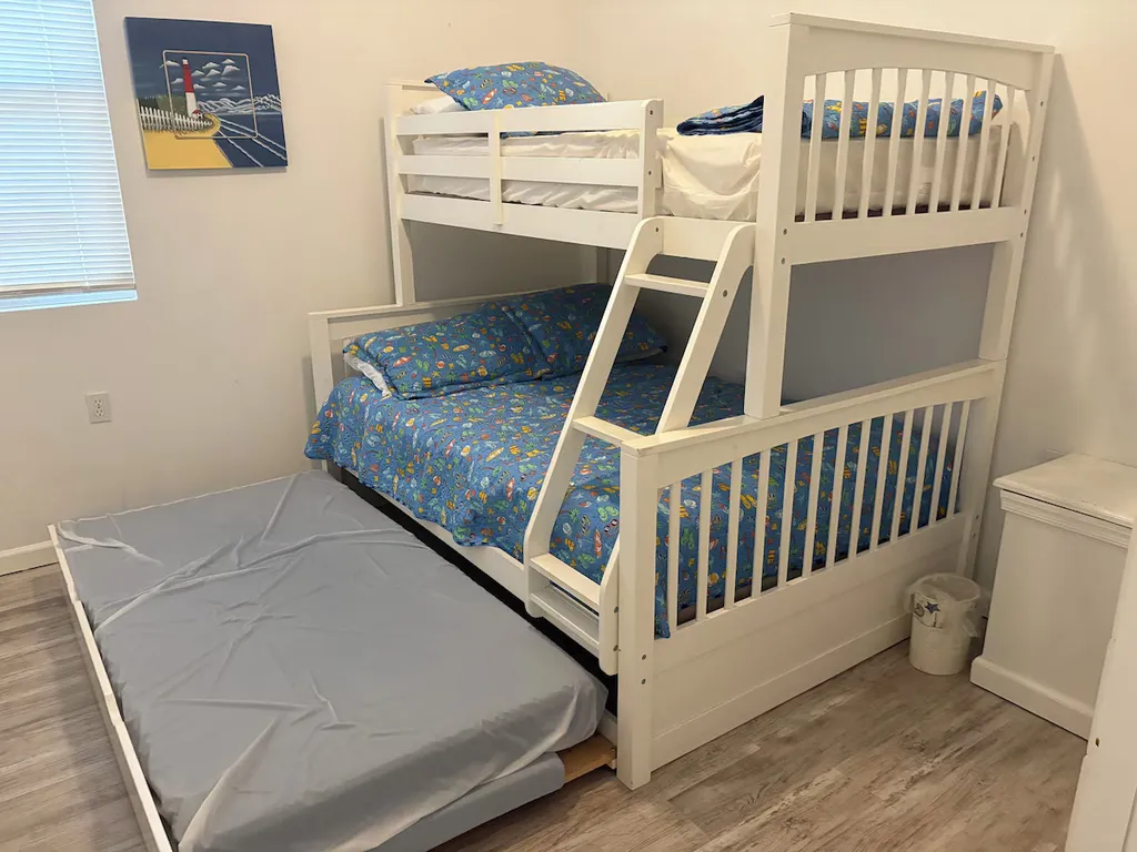 bedroom 5 w/ trundle beds