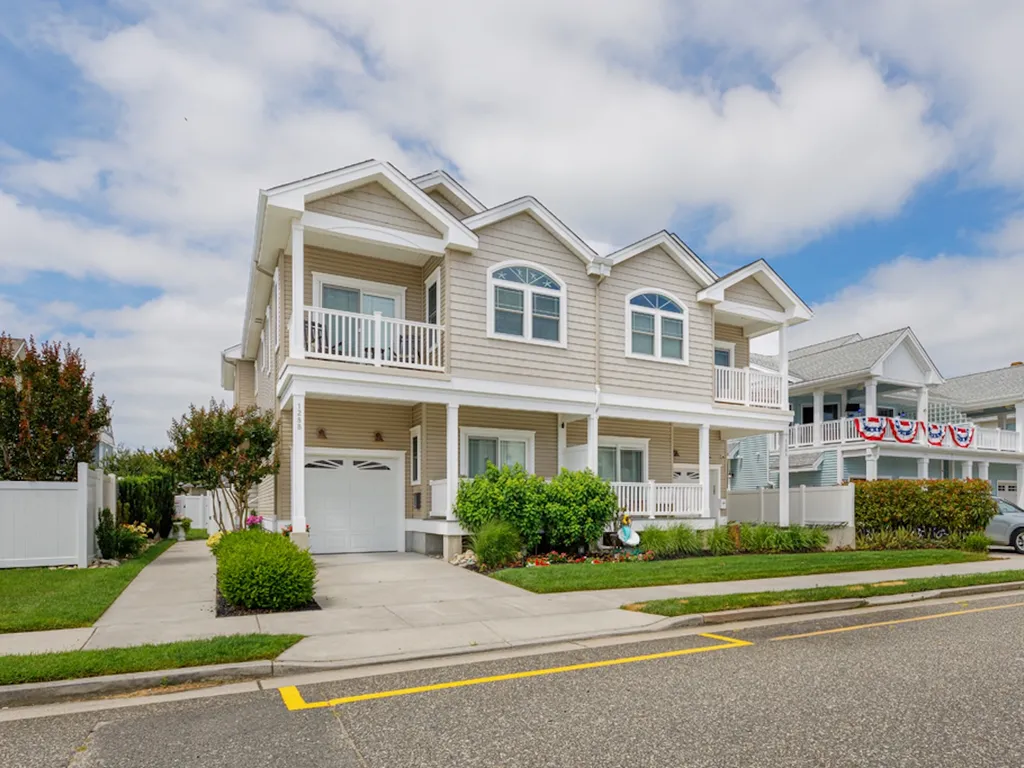 HOUSE ON THE LEFT. 3 BLOCKS TO THE  BEACH